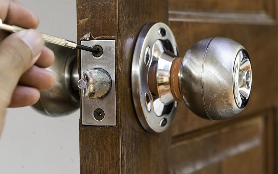 combien coute un serrurier pour ouvrir une porte Stains